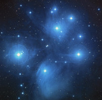 Um aglomerado de estrelas brilhantes conhecido como As Plêiades.